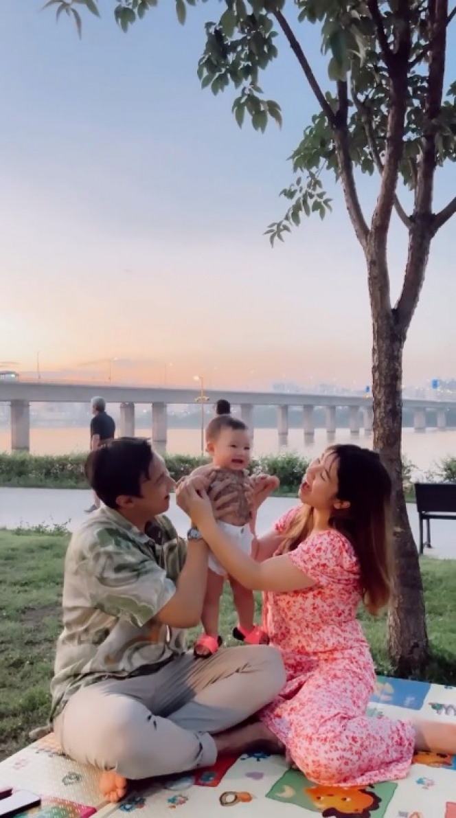 10 Potret Liburan Felicya Angelista dan Keluarga Kecilnya di Korea Selatan, Gaya Baby Bible Imut Banget