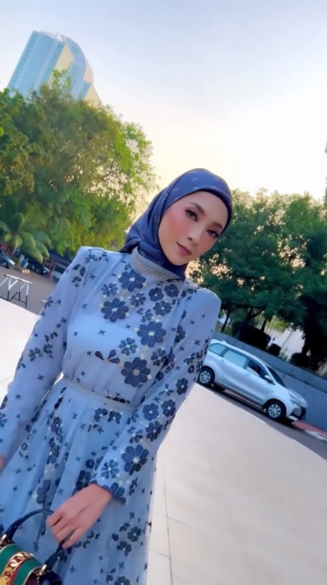 Bikin Pangling, Ini 10 Pesona Dinda Kirana dengan Hijab Anggun yang Cantik Banget
