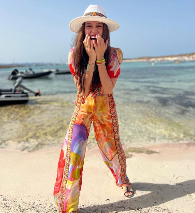 Gaya Cinta Laura Liburan ke Spanyol, Penuh Percaya Diri dengan Warna Baju Colorfull