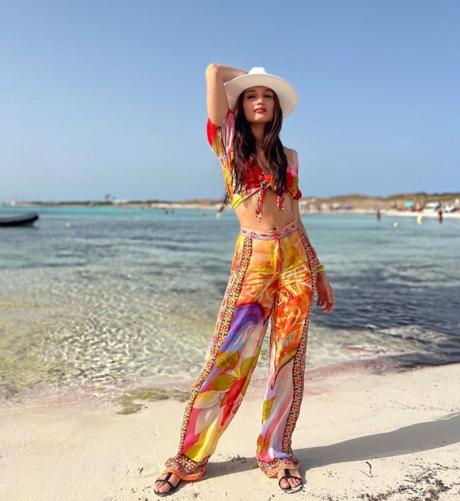 Gaya Cinta Laura Liburan ke Spanyol, Penuh Percaya Diri dengan Warna Baju Colorfull