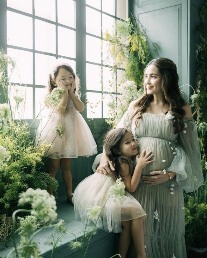 Bak Seorang Peri, Ini Potret Maternity Shoot Terbaru Yasmine Wildblood Bareng Anak-Anaknya