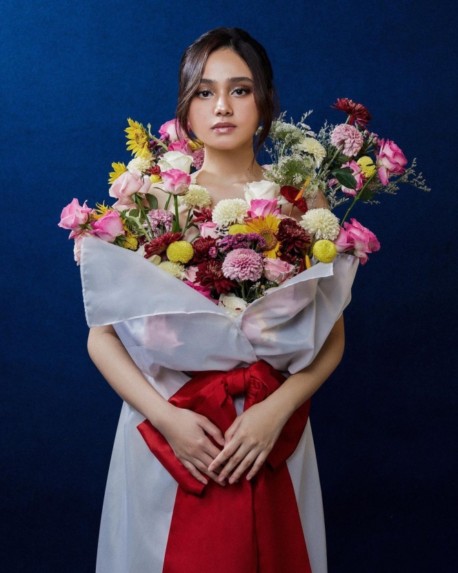 10 Pemotretan Terbaru Syifa Hadju Bertabur Bunga, Kecantikanya Sukses Bikin Netizen Meleleh