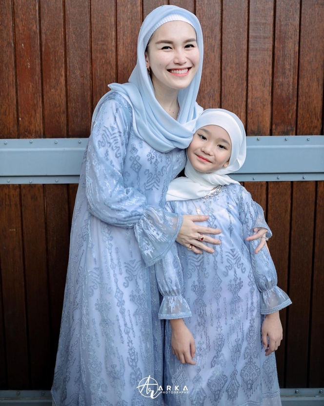 9 Potret Ayu Ting Ting Rayakan Idul Adha Bareng Keluarga, Gaya Hijab Leher Terbuka Jadi Perbincangan