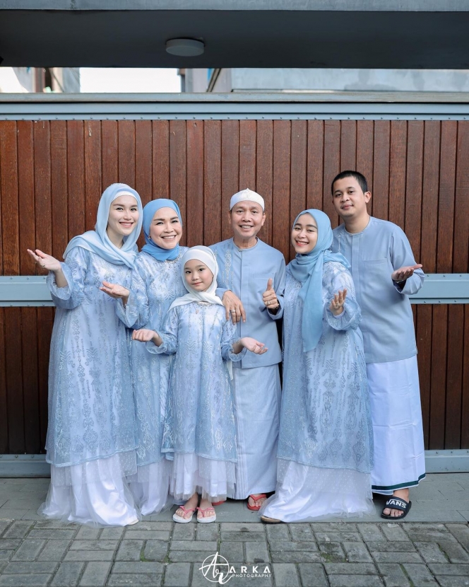 9 Potret Ayu Ting Ting Rayakan Idul Adha Bareng Keluarga, Gaya Hijab Leher Terbuka Jadi Perbincangan