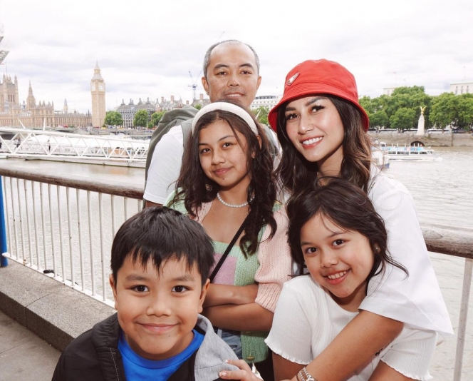 Deretan Momen Liburan Keluarga Nisya Ahmad di London, Jalan Bareng Anak Berasa Teman Sendiri!