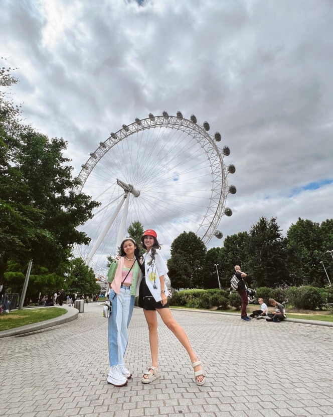 Deretan Momen Liburan Keluarga Nisya Ahmad di London, Jalan Bareng Anak Berasa Teman Sendiri!