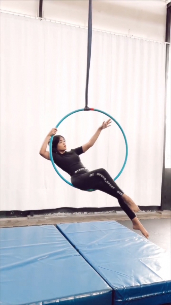 Ingatkan Pada Sosok Vanessa Angel, Ini 10 Momen Fuji Saat Olahraga Pilates yang Lentur Abis