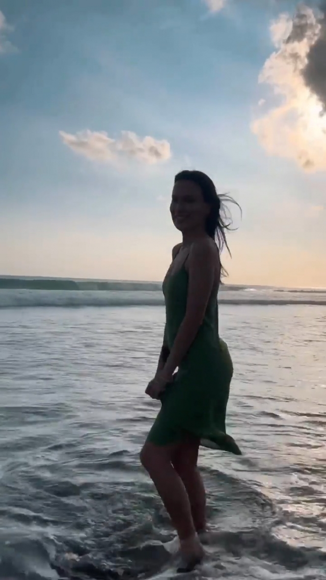 8 Potret Sophia Latjuba Main ke Pantai Pakai Dress Tidur, Ramai Diingatkan Awas Masuk Angin