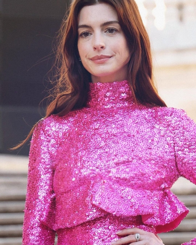Potret Anne Hathaway Pakai Mini Dress Pink Menyala, Memesona Bak Barbie Hidup