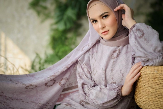 10 Potret Masayu Clara saat Berhijab, Auranya Makin Anggun dan Memesona!