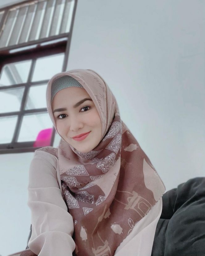 10 Potret Masayu Clara saat Berhijab, Auranya Makin Anggun dan Memesona!