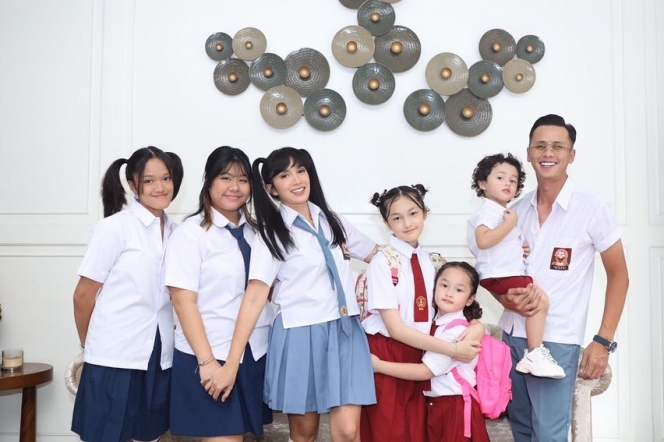 Potret Keluarga Ussy Sulistiawaty Kompak Pakai Seragam SD-SMA, Baby Saka Gemas Banget