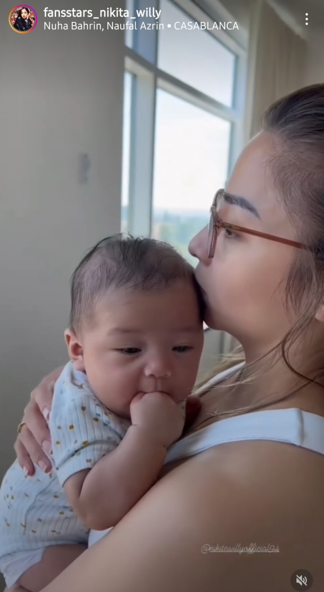 10 Potret Nikita Willy Momong Baby Izz, Kelihatan Kayak Kakak Beradik