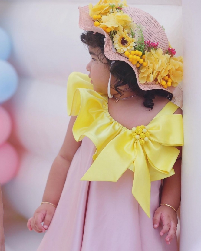 Biasa Ditutupi dengan Filter, 10 Foto Wajah Anak Tasya Farasya Saat Rayakan Ulang Tahun dengan Gaun Bunga yang Cantik