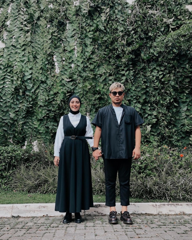 10 Potret Rizal Armada dan Monica Imas Berbalut Outfit Serba Hitam, Pasangan Mamba yang Swag Abis!