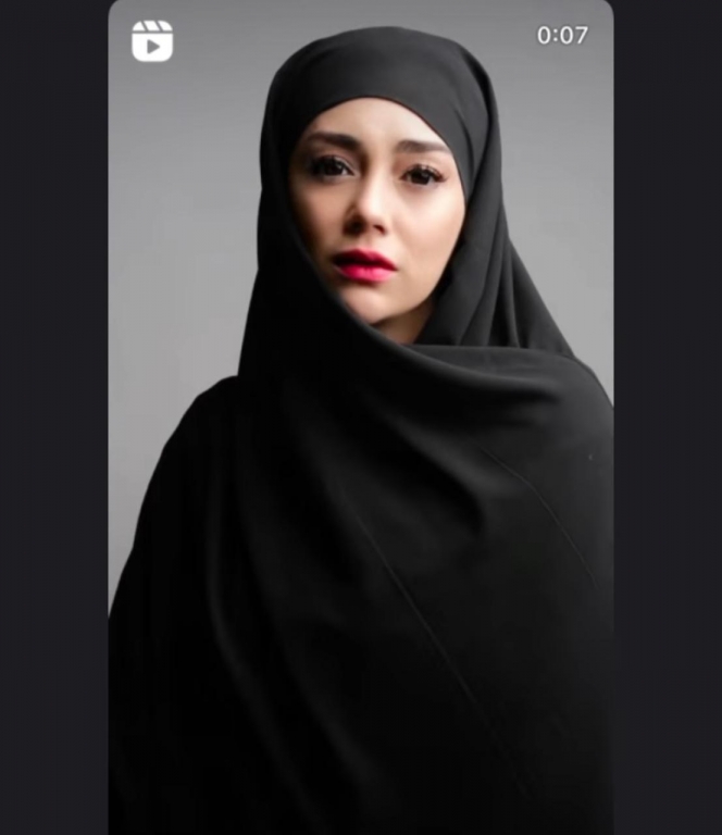 7 Pemotretan Terbaru Celine Evangelista, Pakai Hijab dan Outfit Serba Hitam Bak Wanita Timur Tengah