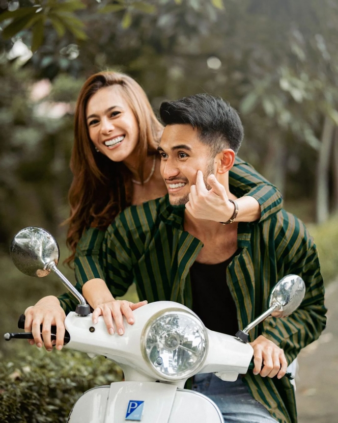 10 Potret Mesra Wulan Guritno dan Sabda Ngedate Naik Motor, Pakai Outfit Couple yang Bikin Gemas