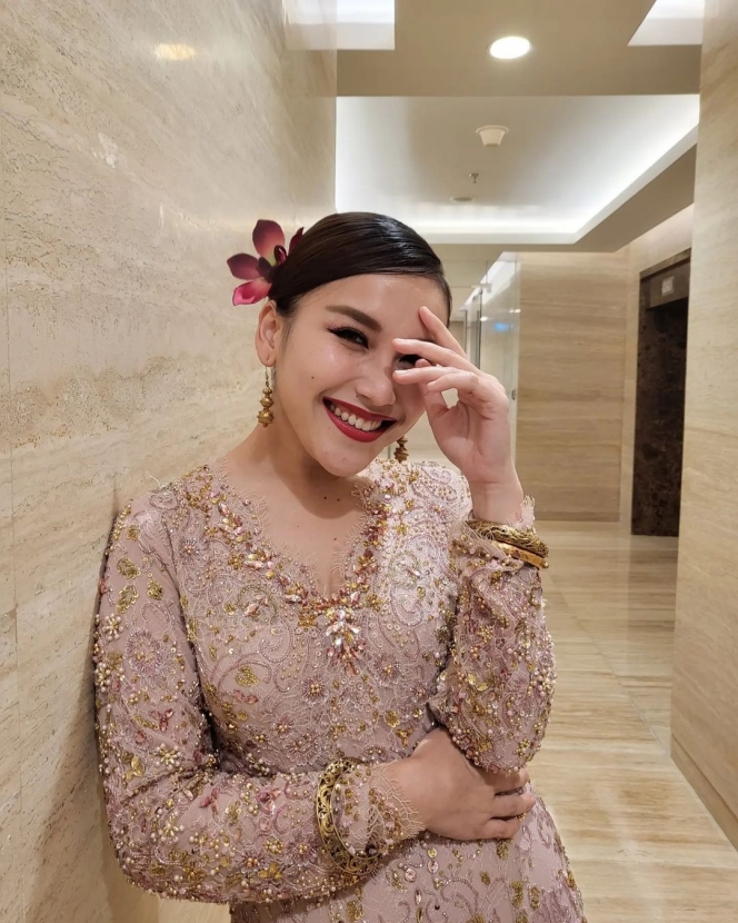 Potret Ayu Ting Ting dengan Baju Melayu yang Terlihat Anggun, Lipstik Merahnya Nyala Banget!