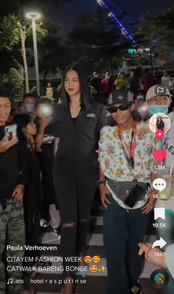 Potret Paula Verhoeven Catwalk Gandeng Bonge di Citayam Fashion Week, Aksinya Tuai Pujian