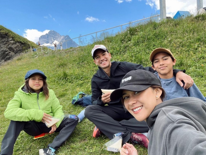 Piknik di Kaki Gunung, Ini Potret Harmonis Keluarga Nana Mirdad Saat Nikmati Keindahan Alam di Swiss