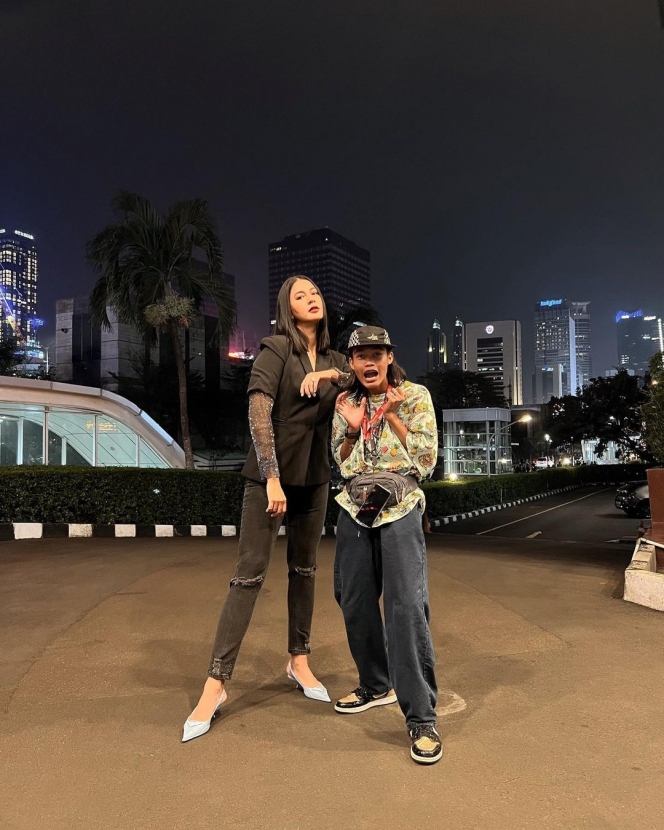 Kunjungi Citayam Fashion Week, Ini Gaya Paula Verhoeven Lakukan Pemotretan dengan Bonge