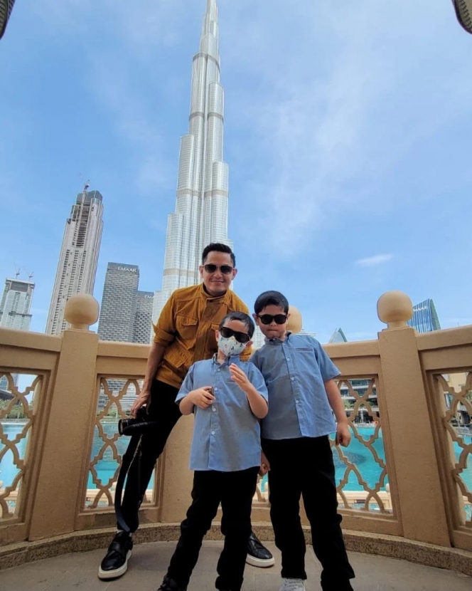 10 Potret Seru Liburan Keluarga Dude Harlino ke Dubai hingga Swiss, Sempatkan Berpose di Lokasi Syuting Crash Landing On You