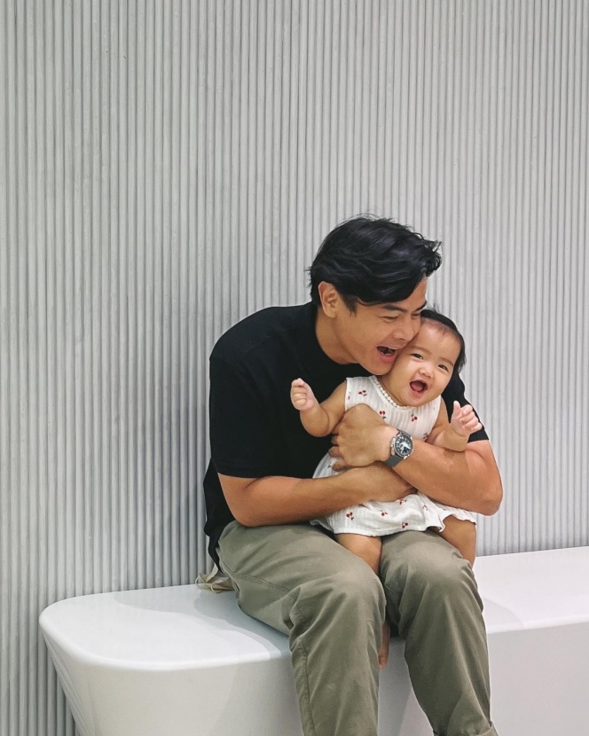 Genap Setahun, Ini 10 Potret Gemoy Baby Gianna Anak Dion Wiyoko yang Hobi Tersenyum