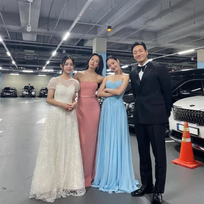 14 Potret Detail Gaun Kim Go Eun Saat Hadiri Ajang Penghargaan Blue Dragon Series Awards 2022