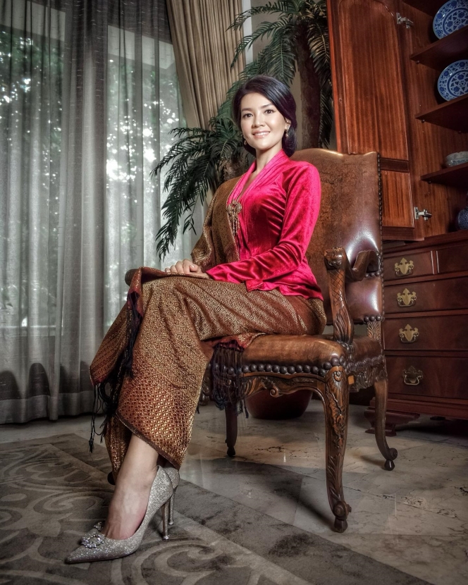 Pancarkan Kecantikan Asli Indonesia, Ini 10 Potret Farah Quinn Kenakan Kebaya Sumatera Utara