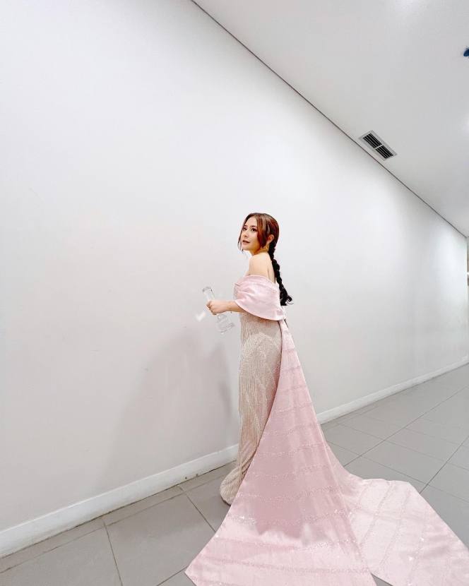 Menang Penghargaan, Ini 10 Potret Cantik Prilly Latuconsina dengan Gaun Warna Baby Pink