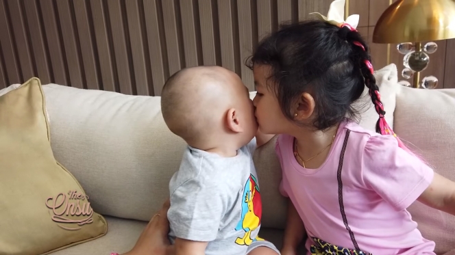 Momen Rayyanza Malik Ahmad Main Bareng Thania Putri Onsu, Ekspresi Malu-malu Setelah Dicium Gemesin Banget!