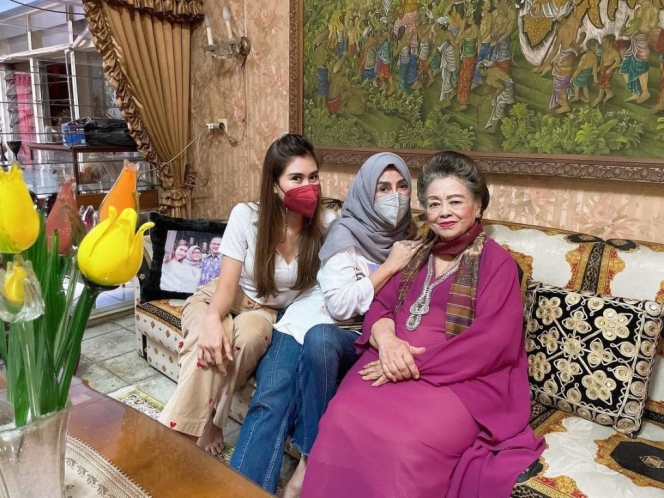 Udah Jadi Buyut, Ini Potret Nenek Raffi Ahmad yang Usianya Hampir 90 Tahun dan Punya Gaya Rambut On Point