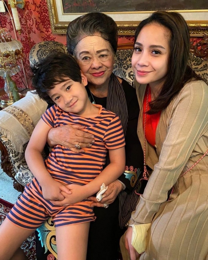 Udah Jadi Buyut, Ini Potret Nenek Raffi Ahmad yang Usianya Hampir 90 Tahun dan Punya Gaya Rambut On Point
