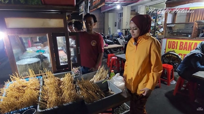 8 Potret Nathalie Holscher Makan di Pinggir Jalan, Borong Sampai Ikutan Masak!