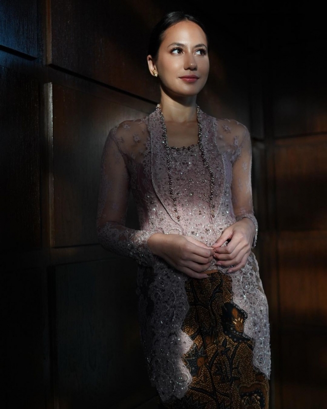 Dijulidin Warganet karena Punya Badan Berotot, Ini 10 Potret Pevita Pearce Kenakan Dress yang Super Anggun