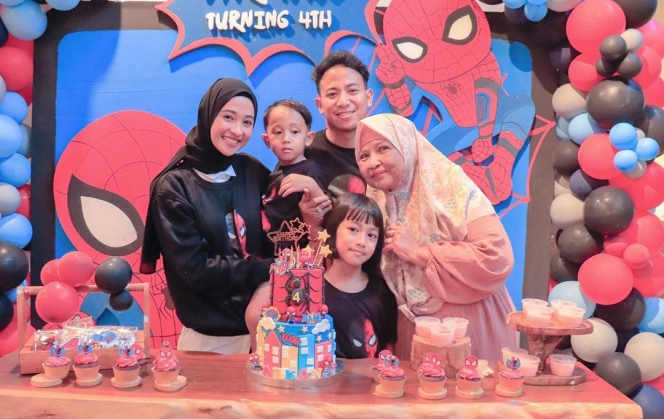 Momen Perayaan Ulang Tahun Anak Kedua Poppy Bunga dengan Tema Spider-Man, Kuenya Curi Perhatian