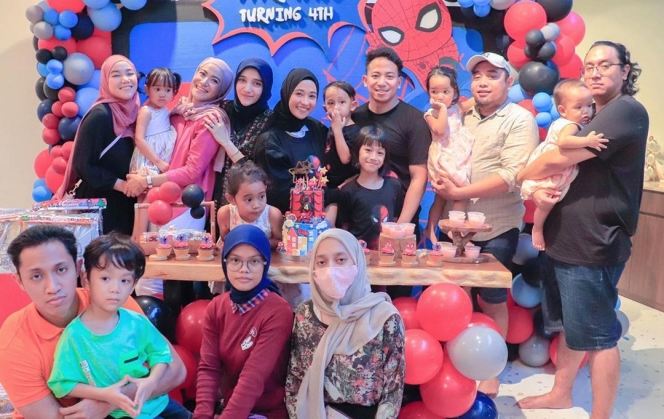 Momen Perayaan Ulang Tahun Anak Kedua Poppy Bunga dengan Tema Spider-Man, Kuenya Curi Perhatian