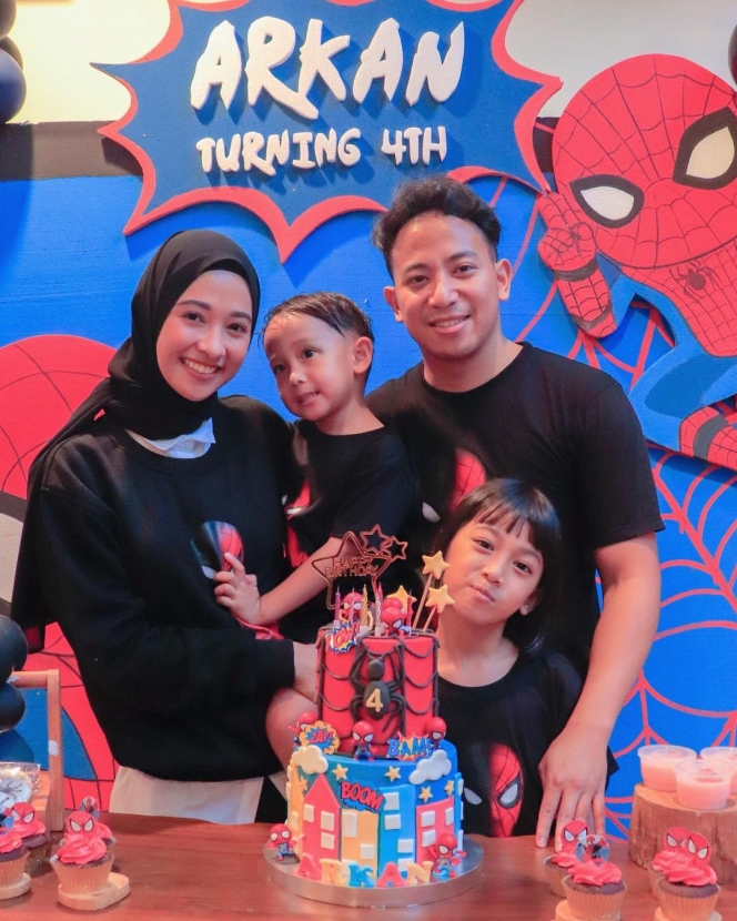 Momen Perayaan Ulang Tahun Anak Kedua Poppy Bunga dengan Tema Spider-Man, Kuenya Curi Perhatian