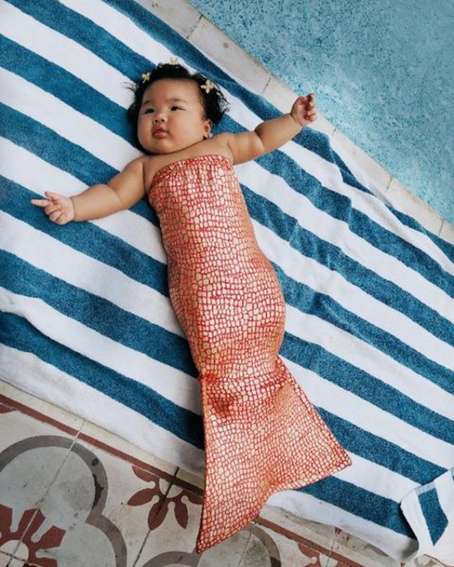 10 Potret Baby Xarena Anak Siti Badriah Pakai Kostum Little Mermaid, Enjoy Berenang Bareng Ayah Nih