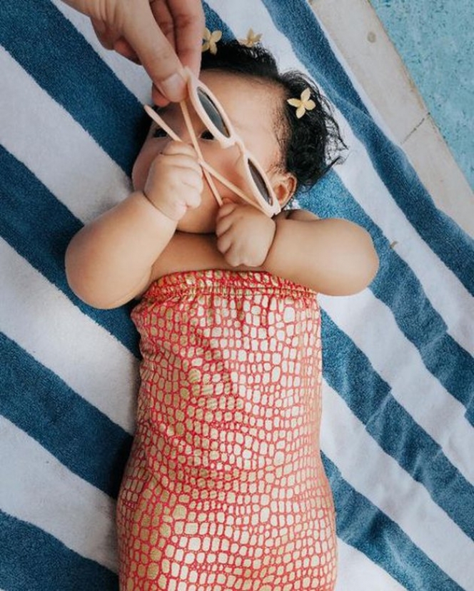 10 Potret Baby Xarena Anak Siti Badriah Pakai Kostum Little Mermaid, Enjoy Berenang Bareng Ayah Nih