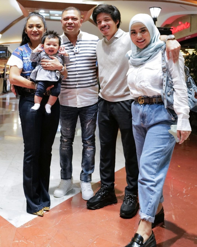 11 Potret Keluarga Krisdayanti Jalan-Jalan ke Mall Bareng Aurel Hermansyah, Ameena Digendong Raul Lemos Terus