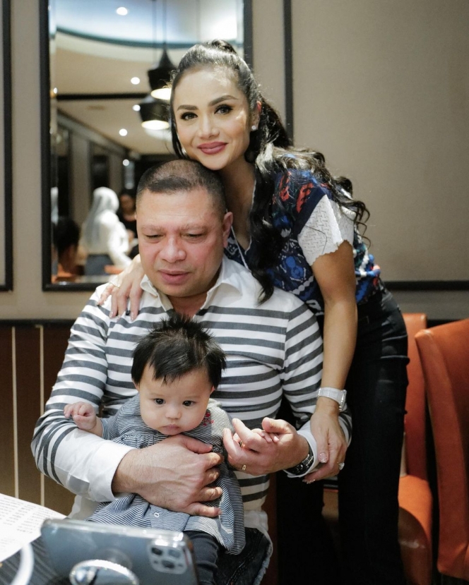 11 Potret Keluarga Krisdayanti Jalan-Jalan ke Mall Bareng Aurel Hermansyah, Ameena Digendong Raul Lemos Terus