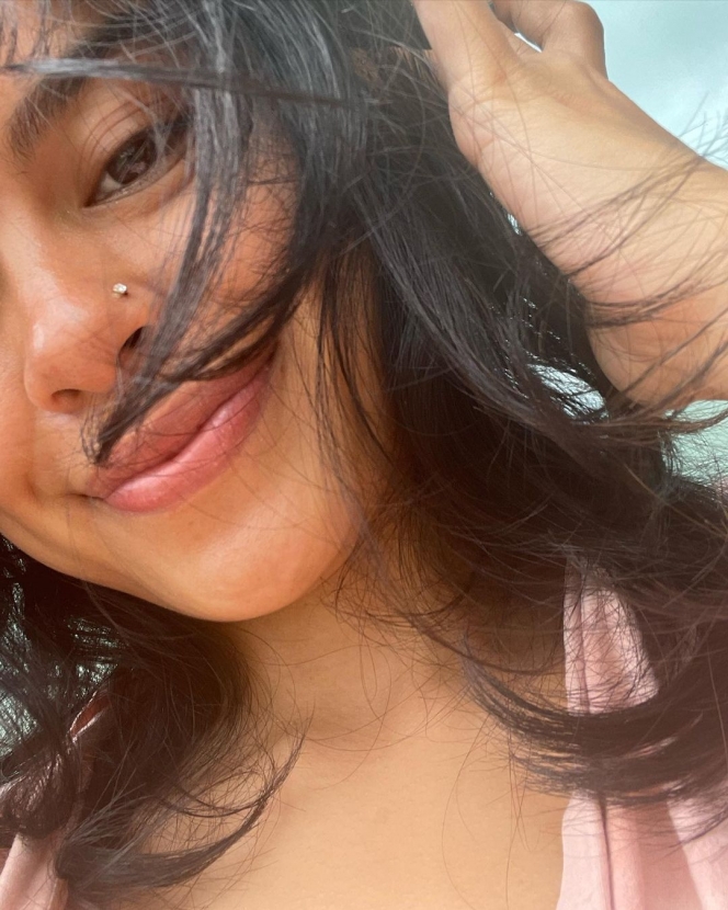 10 Potret Terbaru Eva Celia Saat di Bali, Pamer Rambut Super Kriting dan Tindik Baru di Hidung