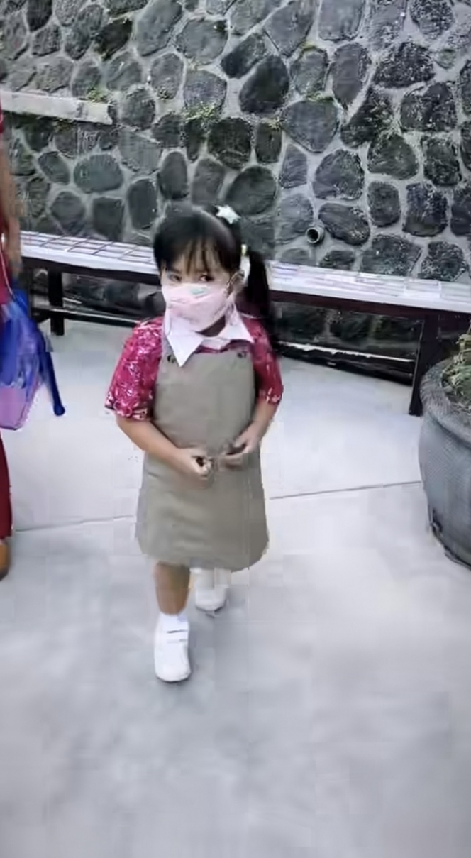 Kini Sudah Besar, Ini 11 Momen Briell Anak Sulung Momo Geisha Saat Pertama Kali Masuk Sekolah 