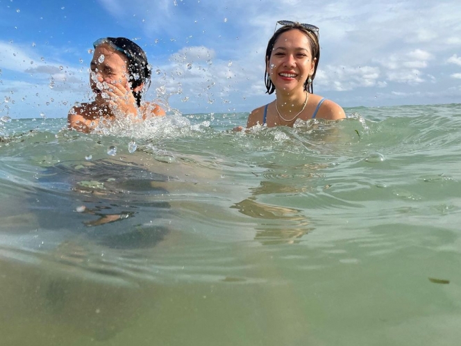 Potret Bunga Citra Lestari Pamer Body Goals Kenakan Swimsuit Two Piece, Selalu Menawan Bahkan saat Sedang Makan Es Krim di Pantai