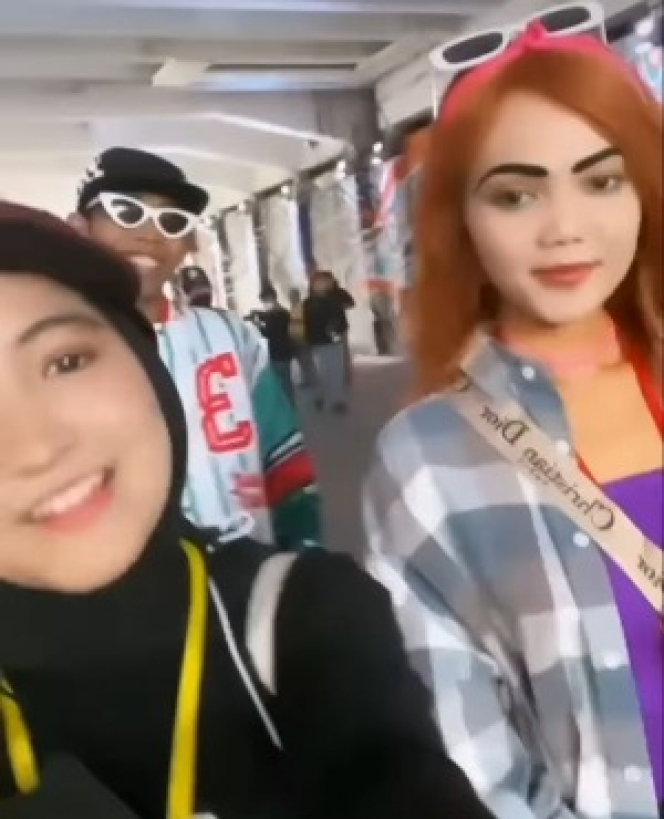 9 Potret Rina Nose Catwalk di Citayam Fashion Week, Totalitas Pakai Alis Tebal dan Rambut Kuning Bak Warga Lokal