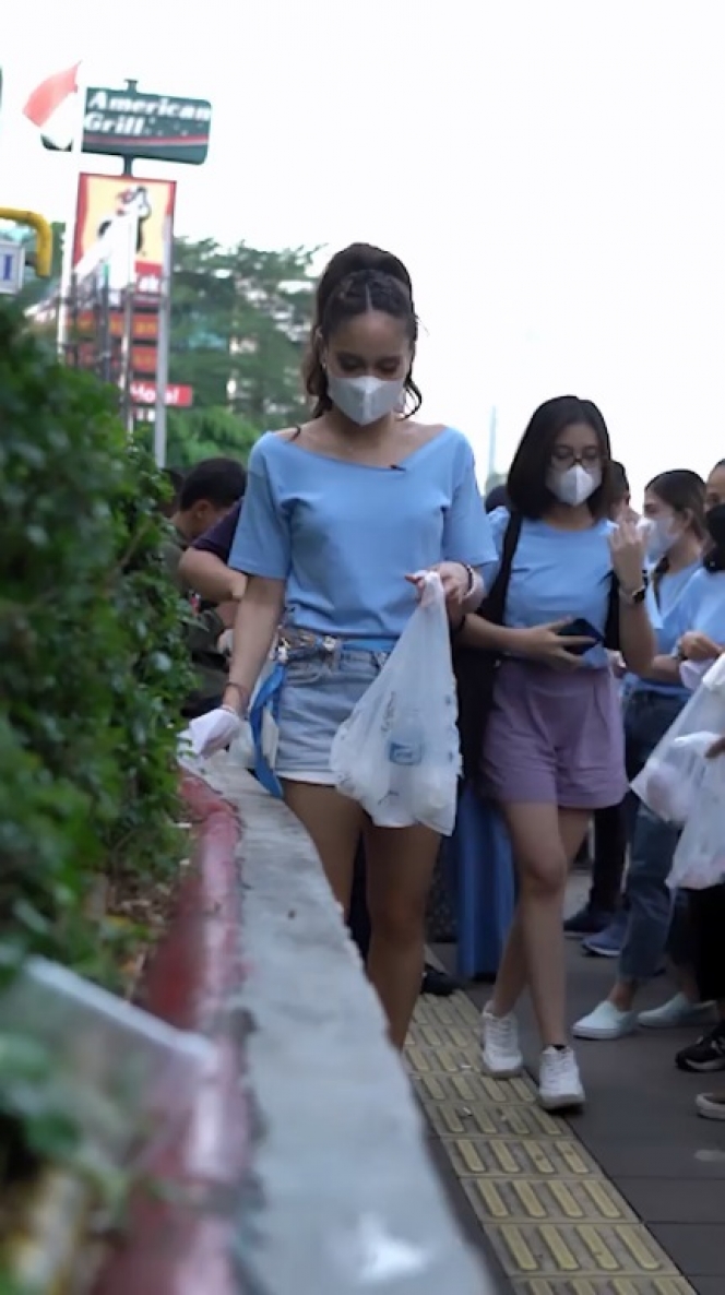 Bukan Untuk Fashion Show, Ini 7 Potret Cinta Laura Kunjungi Kawasan Sudirman Untuk Pungut Sampah