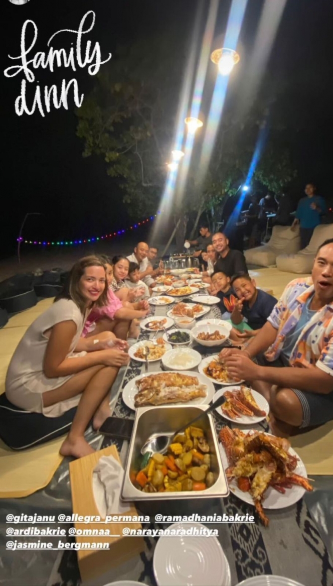11 Potret Keseruan Keluarga Nia Ramadhani di Labuan Bajo, Gaya Mikhayla Bakrie Kenakan Tanktop jadi Sorotan 