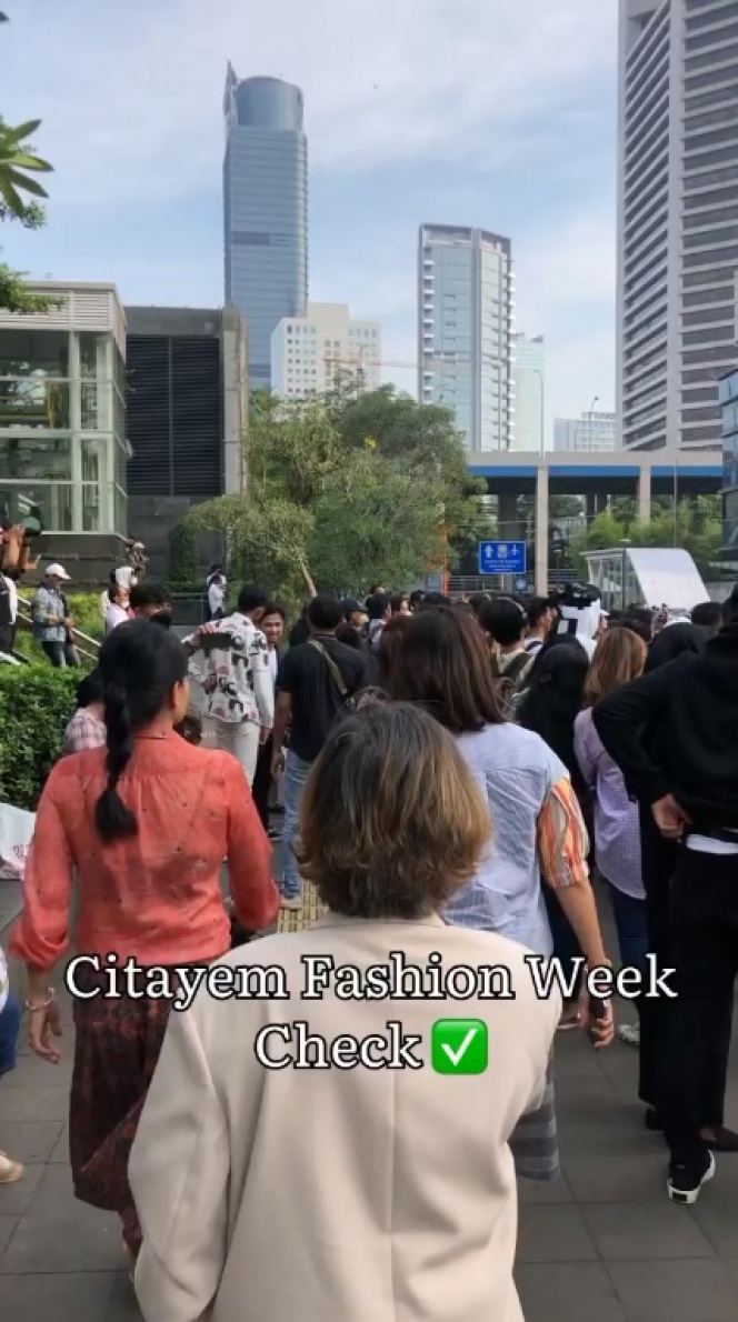 Tas Mahal Jadi Sorotan, Ini 6 Potret Mayangsari dan Geng Sosialitanya Catwalk di Citayam Fashion Week