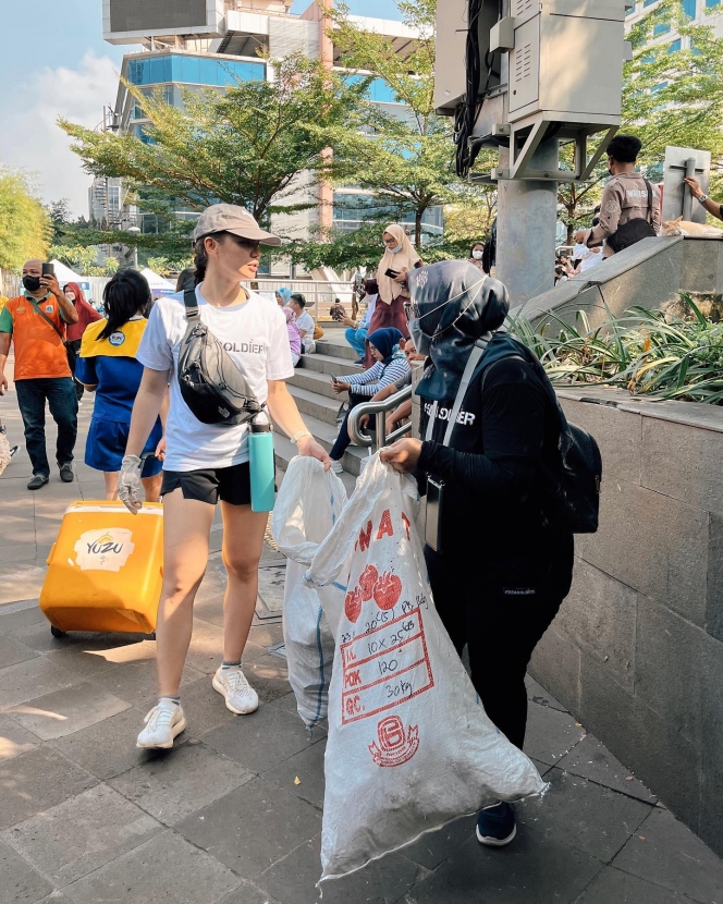 Gak Cuma Cinta Laura, ini 7 Potret Angela Gilsha Kunjungi Citayam Fashion Week Untuk Bersihkan Sampah